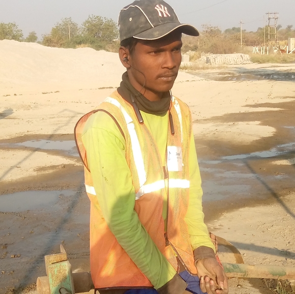 Meet your Posher, Ladan - Picture 1 of 1